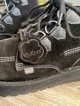 Load image into Gallery viewer, Black kickers (size 8)