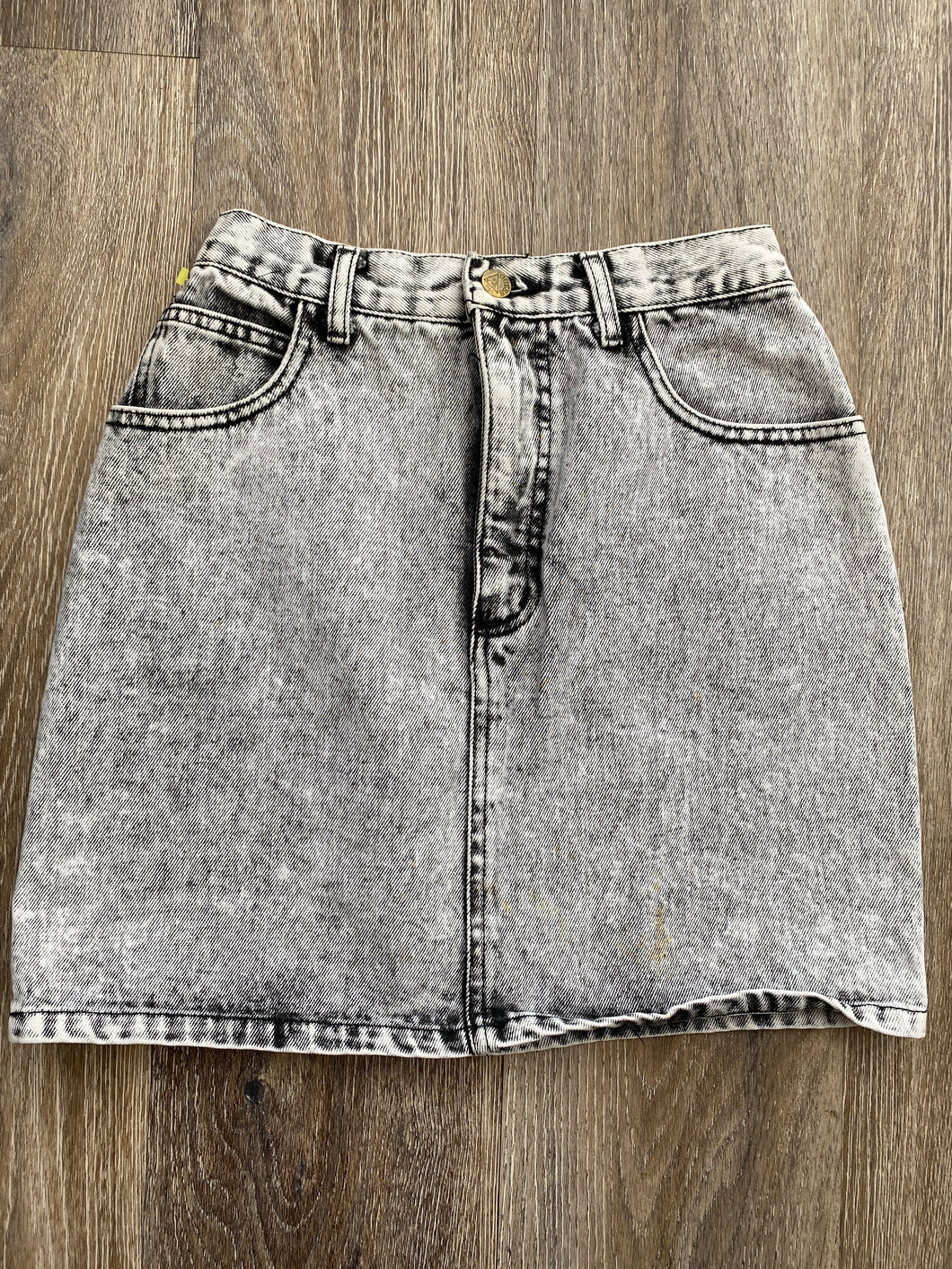 Acid wash GUESS skirt (W24)