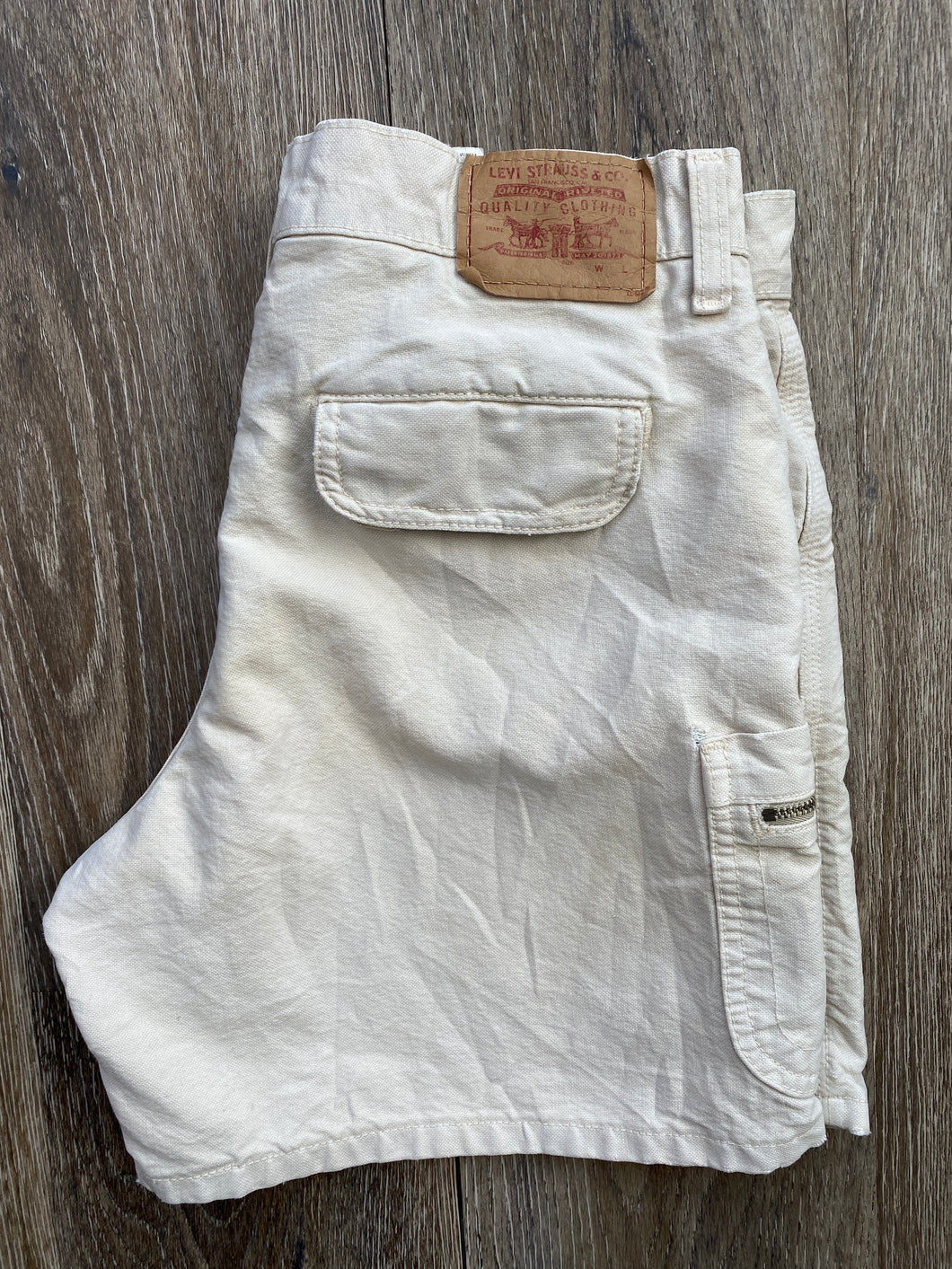 Levi’s cargo style shorts (W32 L16)