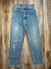 Load image into Gallery viewer, Levi’s 881 (W25 L30)