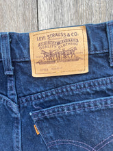 Load image into Gallery viewer, Orange tab levis shorts (size 8)