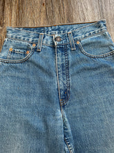 Load image into Gallery viewer, Levi’s 881 (W25 L30)