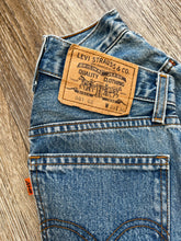 Load image into Gallery viewer, Levi’s 881 (W25 L30)