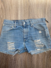 Load image into Gallery viewer, Distressed Levi’s shorts (W31)