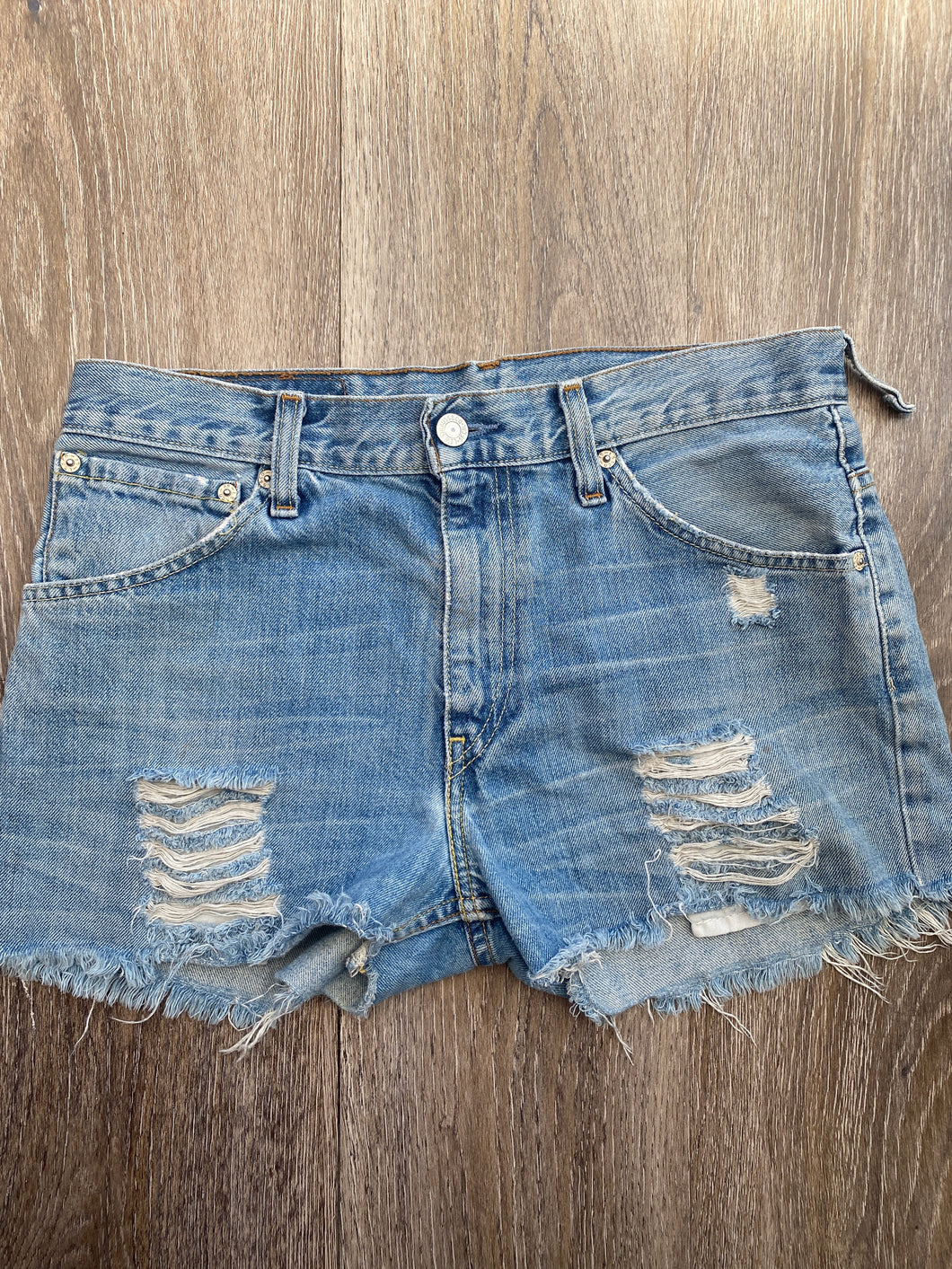 Distressed Levi’s shorts (W31)