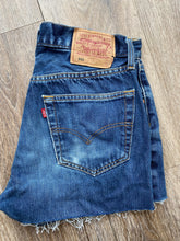 Load image into Gallery viewer, Dark Levi’s 501 shorts (W30)