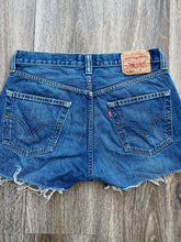 Load image into Gallery viewer, Levi’s 501 shorts