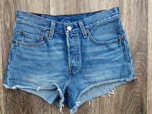 Load image into Gallery viewer, Levi’s shorts 501 W30