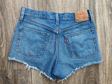 Load image into Gallery viewer, Levi’s shorts 501 W30