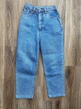 Load image into Gallery viewer, Floral embroidered jeans. Petite (W24 L22)