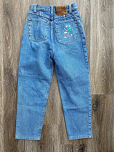 Load image into Gallery viewer, Floral embroidered jeans. Petite (W24 L22)